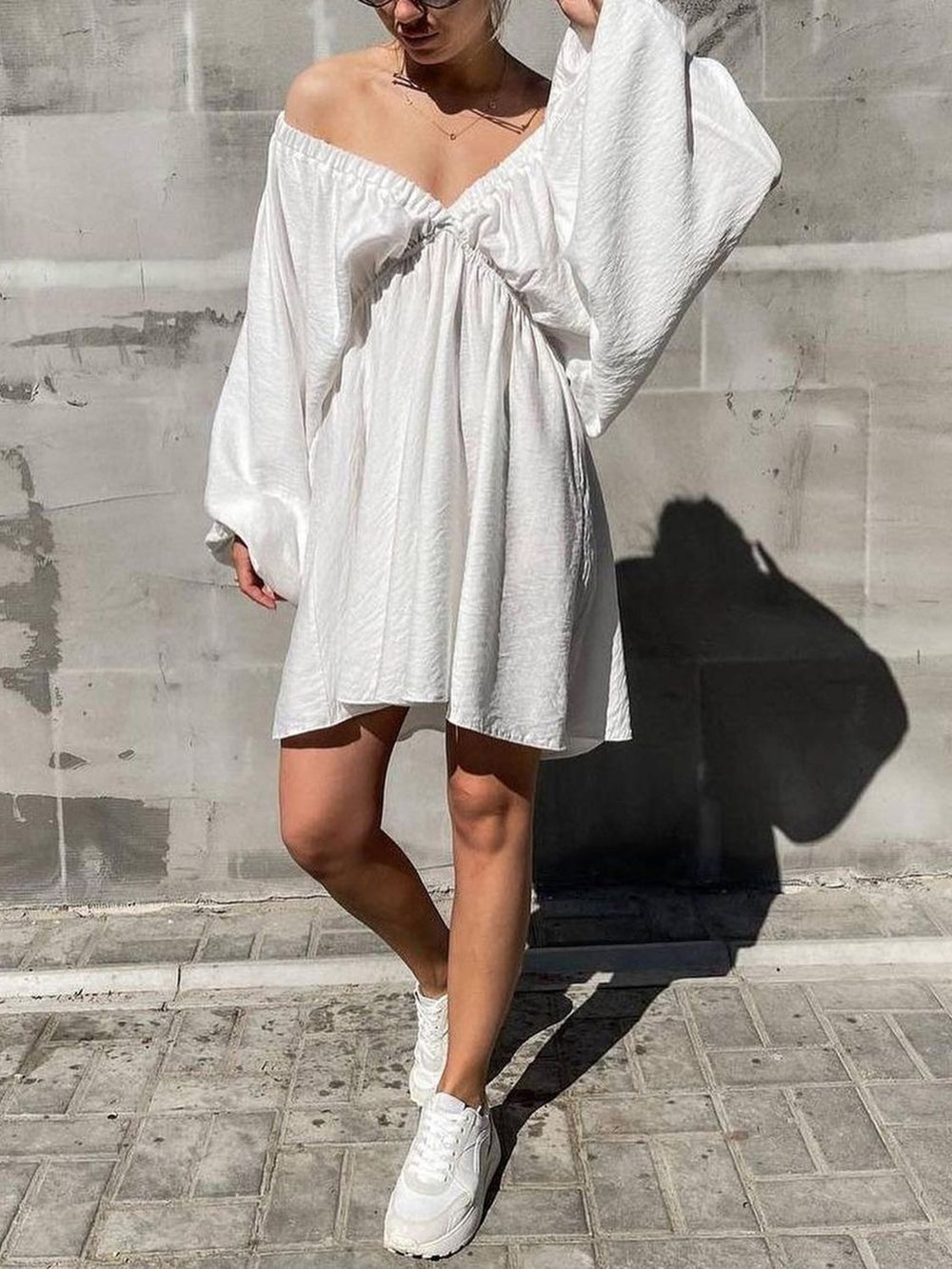 Lavinia™ | Miniabito skater in tessuto con scollatura profonda